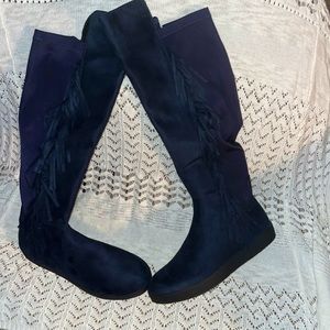 Knee boots with fringes